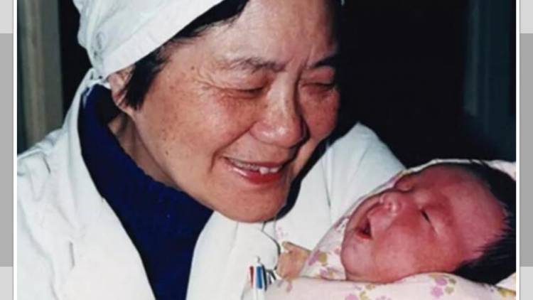 Primera “bebé probeta” china se convierte en madre