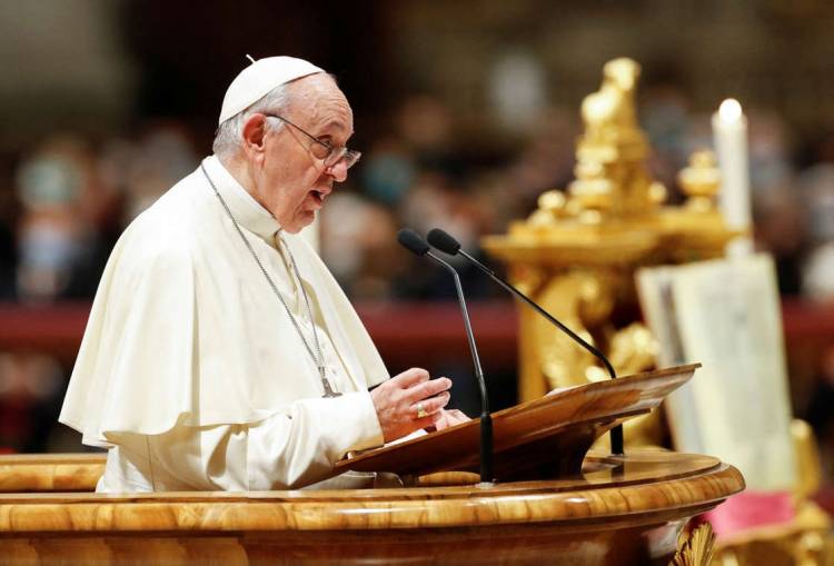 Cardenal y arzobispo cercanos al Papa dieron positivo a covid-19, informó el Vaticano
